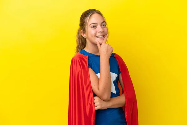 Super Hero Klein Meisje Geïsoleerd Gele Achtergrond Glimlachen — Stockfoto