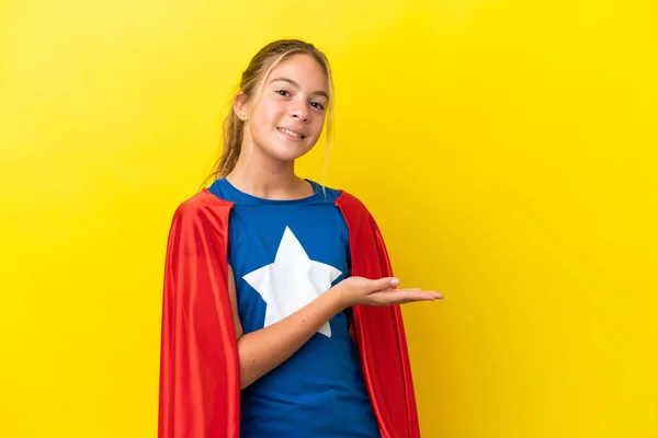 Super Hero Kleines Mädchen Isoliert Auf Gelbem Hintergrund Präsentiert Eine — Stockfoto