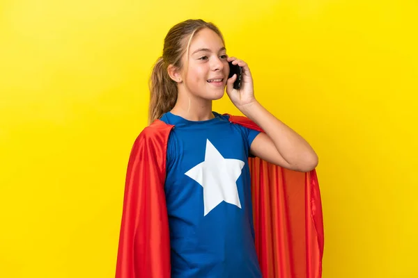 Super Hero Kleines Mädchen Isoliert Auf Gelbem Hintergrund Hält Ein — Stockfoto