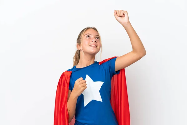 小さなCaucasian女の子隔離されました上の白い背景でスーパーヒーロー衣装と祝いますA勝利 — ストック写真