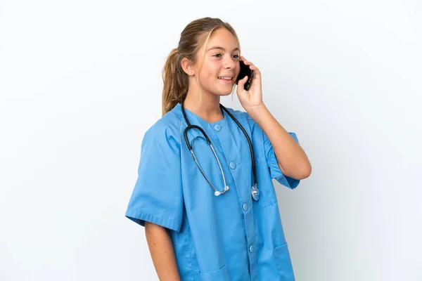 Kis Kaukázusi Lány Sebésznek Álcázva Fehér Háttérrel Beszélgetve Mobiltelefonnal — Stock Fotó