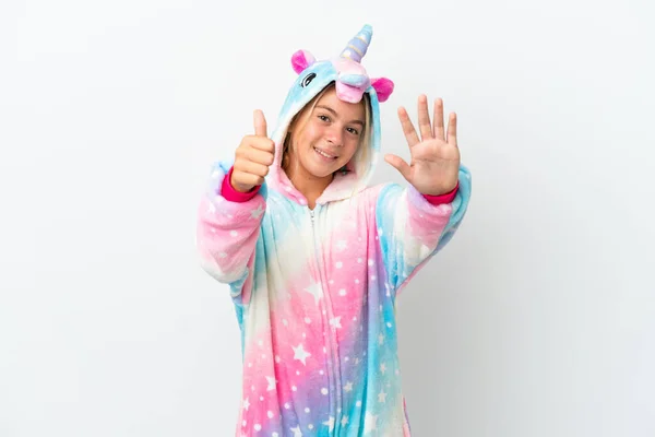 Niña Con Pijama Unicornio Aislado Sobre Fondo Blanco Contando Seis —  Fotos de Stock