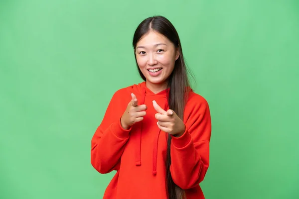 Ung Asiatisk Kvinna Över Isolerad Bakgrund Pekar Front Med Glada — Stockfoto