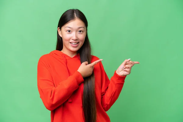 Ung Asiatisk Kvinna Över Isolerad Bakgrund Med Tummen Upp Eftersom — Stockfoto