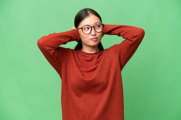 Joven Mujer Asiática Sobre Aislado Fondo Teniendo Dudas —  Fotos de Stock