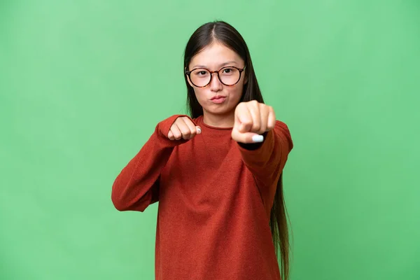 Joven Asiático Mujer Sobre Aislado Fondo Sorprendido Enviando Mensaje — Foto de Stock
