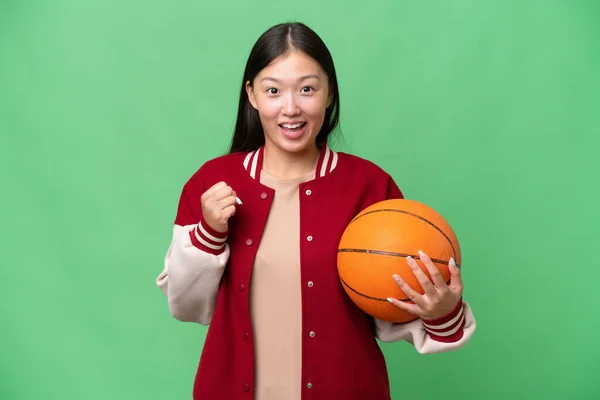 Jonge Basketbalspeler Aziatische Vrouw Geïsoleerde Achtergrond Vieren Van Een Overwinning — Stockfoto