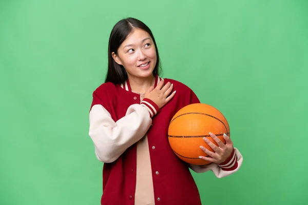 Jonge Basketbalspeler Aziatische Vrouw Geïsoleerde Achtergrond Zoek Naar Boven Terwijl — Stockfoto