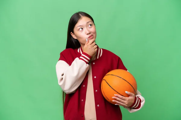 Pemain Basket Muda Asia Wanita Atas Latar Belakang Terisolasi Memiliki — Stok Foto