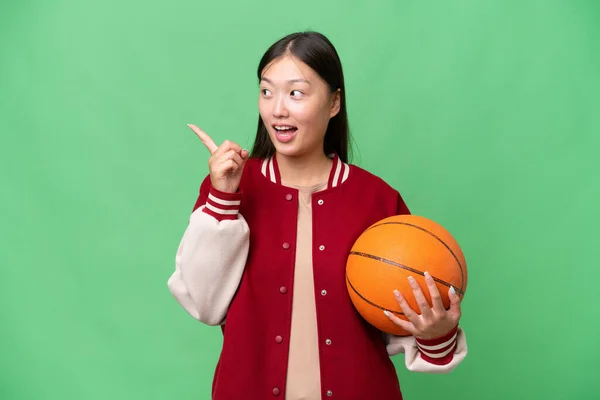 Jonge Basketbalspeler Aziatische Vrouw Geïsoleerde Achtergrond Van Plan Oplossing Realiseren — Stockfoto