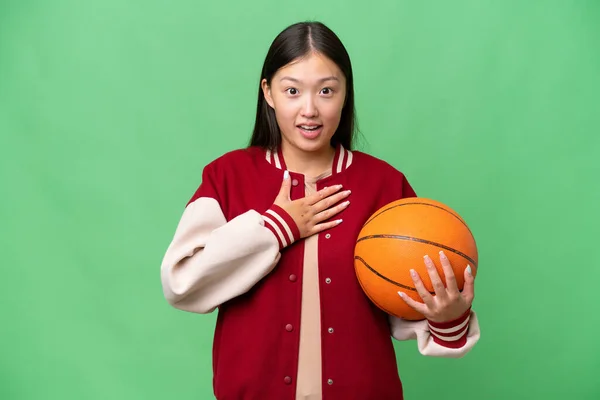 Jonge Basketbalspeler Aziatische Vrouw Geïsoleerde Achtergrond Verrast Geschokt Terwijl Zoek — Stockfoto