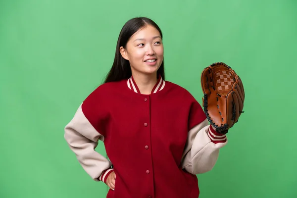 Jonge Aziatische Vrouw Met Honkbal Handschoen Geïsoleerde Achtergrond Poseren Met — Stockfoto