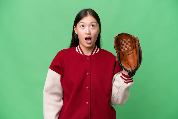 Jonge Aziatische Vrouw Met Honkbal Handschoen Geïsoleerde Achtergrond Zoek Omhoog — Stockfoto