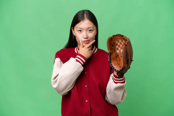 Jonge Aziatische Vrouw Met Honkbal Handschoen Geïsoleerde Achtergrond Denken — Stockfoto