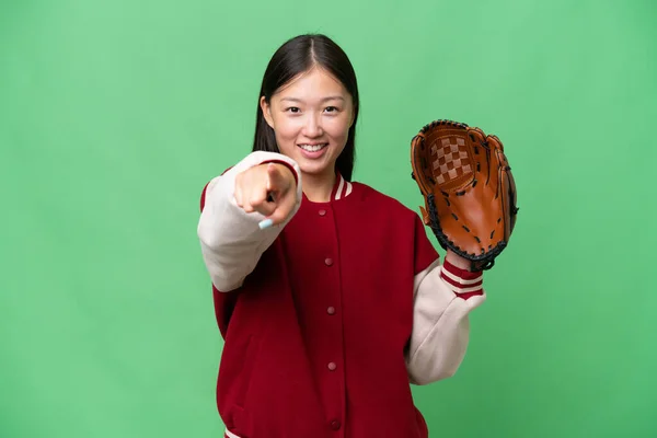 Jonge Aziatische Vrouw Met Honkbal Handschoen Geïsoleerde Achtergrond Wijzend Front — Stockfoto