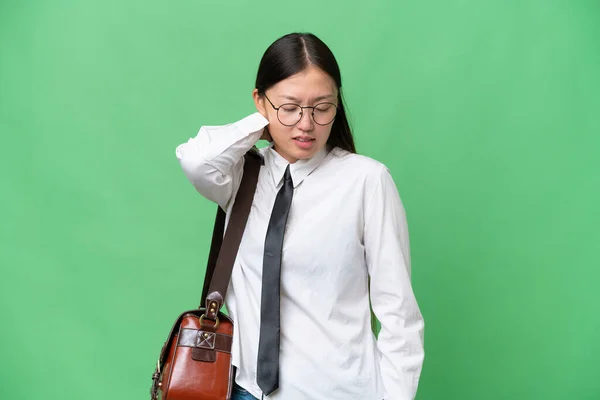 年轻的亚洲女商人 背景孤僻 脖子酸痛 — 图库照片