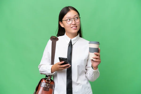 Ung Asiatisk Affärskvinna Över Isolerad Bakgrund Håller Kaffe För Att — Stockfoto