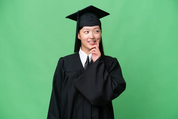Jovem Universidade Graduado Ásia Mulher Sobre Isolado Fundo Pensando Uma — Fotografia de Stock