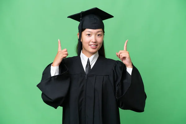 Jovem Universidade Graduado Ásia Mulher Sobre Isolado Fundo Apontando Para — Fotografia de Stock