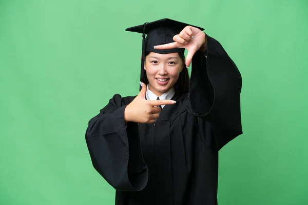 Üniversiteden Mezun Asyalı Genç Bir Kadın Izole Edilmiş Odaklanmış Bir — Stok fotoğraf