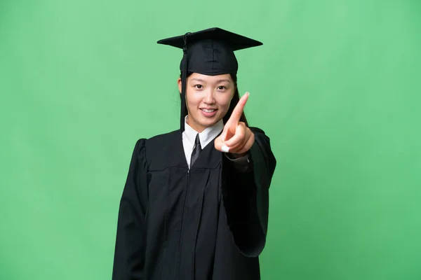 졸업생 아시아 여자가 배경을 드러내며 손가락을 — 스톡 사진