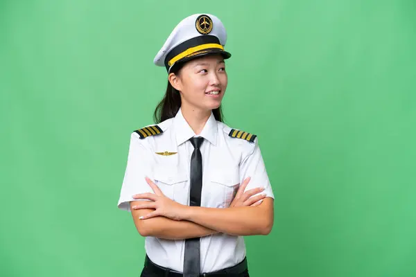 비행기 조종사인 아시아 여자가 곳에서 행복하게 미소짓고 — 스톡 사진