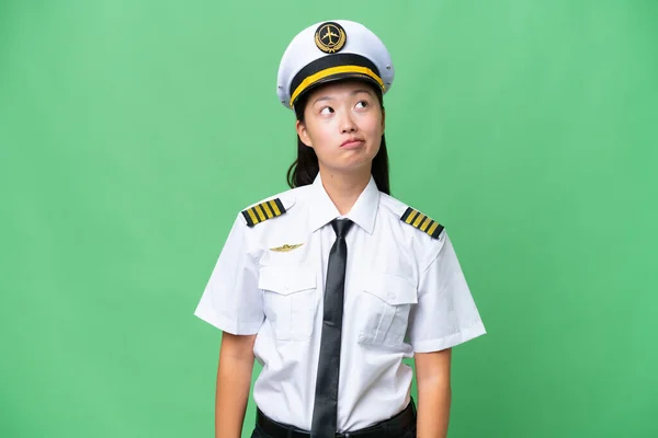 Pilota Aereo Asiatico Donna Oltre Isolato Sfondo Guardando — Foto Stock