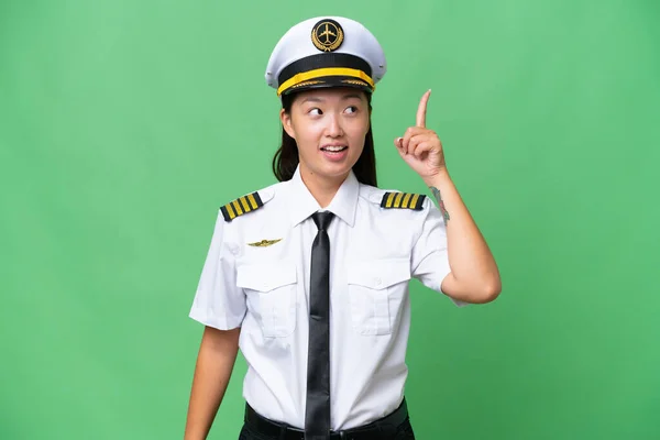 飞机驾驶员亚洲妇女克服孤立的背景 想在举手表决的同时实现这个解决方案 — 图库照片