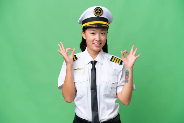 Pilota Aereo Asiatico Donna Sfondo Isolato Mostrando Segno Con Dita — Foto Stock