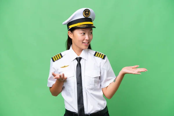 飞机驾驶员亚洲女人过了孤立的背景 满脸惊讶的表情 — 图库照片