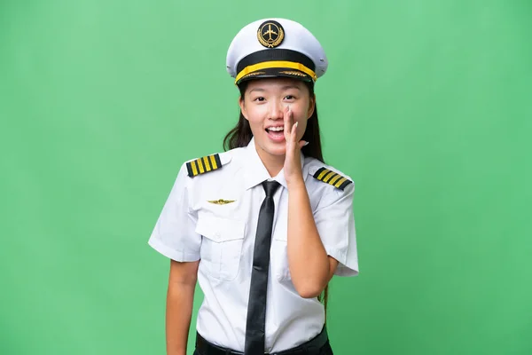 飞机驾驶员亚洲女人翻越孤立的背景音乐 张大嘴大喊 — 图库照片
