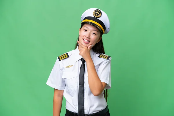 飞机驾驶员亚洲女人在孤独的背景上微笑着 — 图库照片