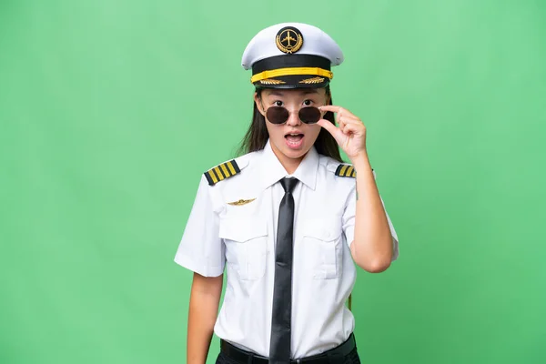Pilota Aereo Asiatico Donna Oltre Isolato Sfondo Con Occhiali Sorpreso — Foto Stock