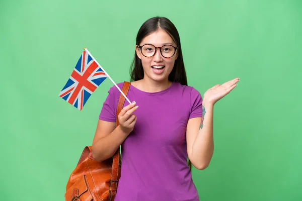 Mladá Asijská Žena Drží Britskou Vlajku Nad Izolovaným Pozadím Šokovaným — Stock fotografie