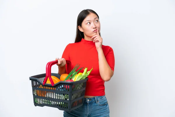 Ung Asiatisk Kvinna Som Håller Korg Full Mat Isolerad Vit — Stockfoto