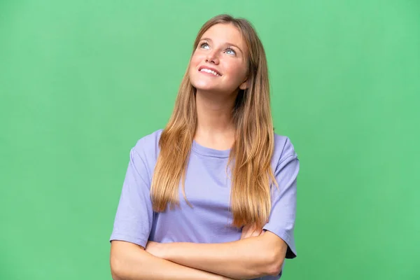 Genç Güzel Bir Kadın Soyutlanmış Arka Planda Gülümserken Yukarı Bakıyor — Stok fotoğraf