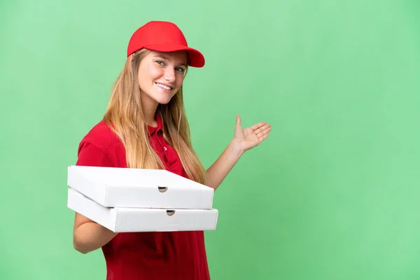 Jovem Caucasiano Entrega Pizza Mulher Com Uniforme Trabalho Pegar Caixas — Fotografia de Stock