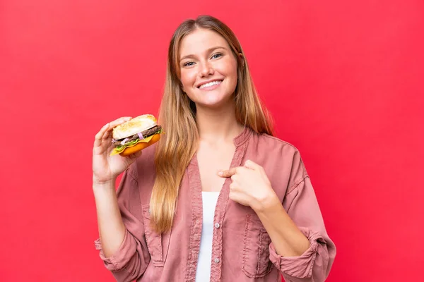 Young Caucasian Woman Holding Burger Isolated Red Background Surprise Facial — Stock Photo, Image