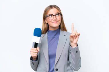 Genç TV sunucusu beyaz arka planda izole edilmiş beyaz kadın çözümü bulmak için parmağını kaldırıyor.