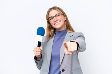 Genç TV sunucusu beyaz arka planda izole edilmiş beyaz kadın kendine güvenen bir ifadeyle seni işaret ediyor.
