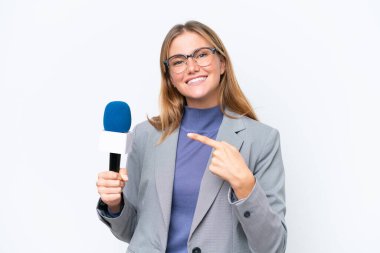 Genç TV sunucusu, beyaz arka planda izole edilmiş beyaz bir kadın.