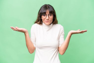 İzole edilmiş geçmişi olan genç beyaz bir kadın ellerini kaldırırken şüpheye düşüyor.