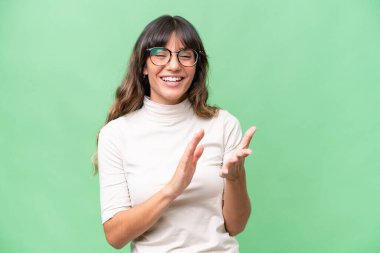 Bir konferansın sunumundan sonra arka planda izole edilmiş beyaz bir kadın alkışlıyor.