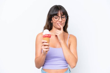 Kornet dondurması ile izole edilmiş beyaz arka planı olan beyaz bir kadın.