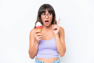 Kornet dondurması ile izole edilmiş beyaz arka plan üzerinde beyaz bir kadın çözümü bulmak için parmağını kaldırıyor.