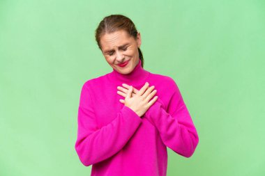 Tecrit edilmiş geçmişi olan beyaz bir kadın. Kalbinde bir ağrı var.