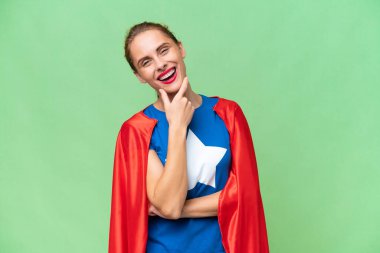 Süper kahraman beyaz kadın izole edilmiş arka planda gülümsüyor.