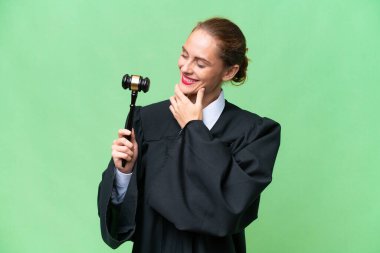 Hakim beyaz kadın izole edilmiş geçmişine bakıyor ve gülümsüyor.