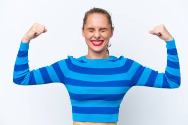 Beyaz arka planda izole genç beyaz kadın güçlü bir jest yapıyor.