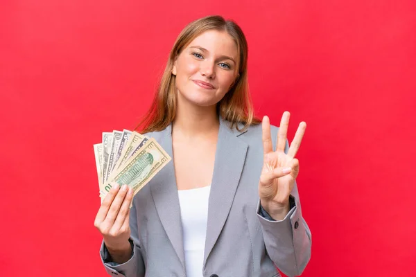 Unga Företag Kaukasiska Kvinna Hålla Pengar Isolerade Röd Bakgrund Glad — Stockfoto
